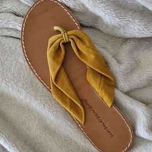UNSUBSCRIBED Luxury Itaian Suede Thong Sandals Leather Sole, Mustard Yellow Sz 9